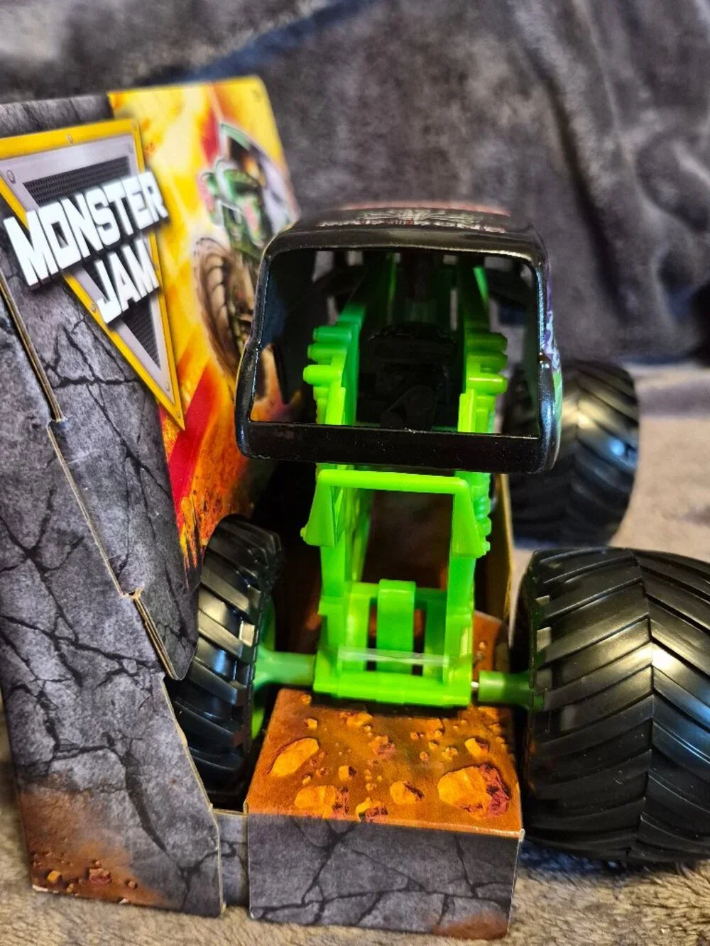 Spin Master Monster Jam 2025 Grave Digger 1:24 Scale Monster Truck, Series 25